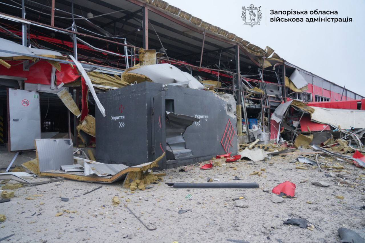 Пошкоджена будівля терміналу "Нової пошти" та пошкоджене мобільне укриття