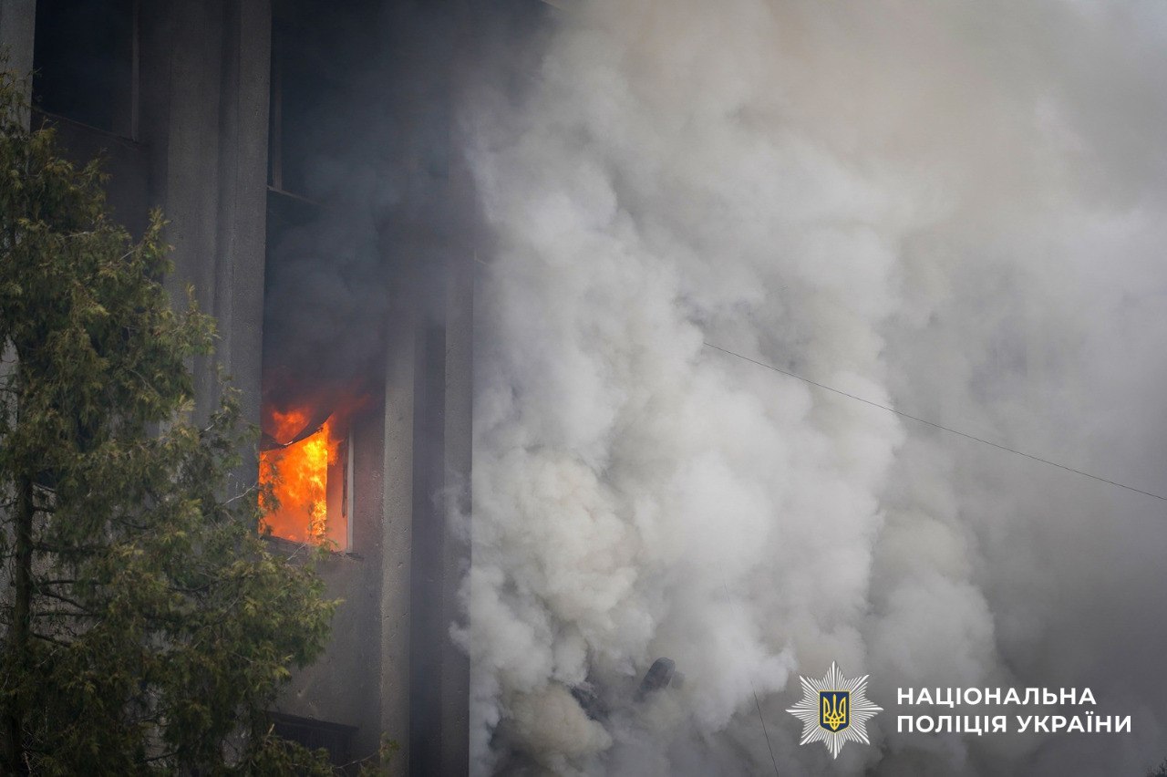 Будівля палає в Сумах після російського обстрілу