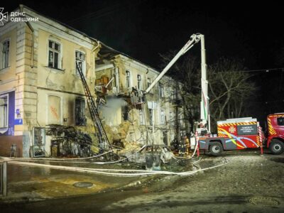 Ворожі безпілотники вночі атакували Одесу: пожежі в кількох районах і пошкоджені будинки  