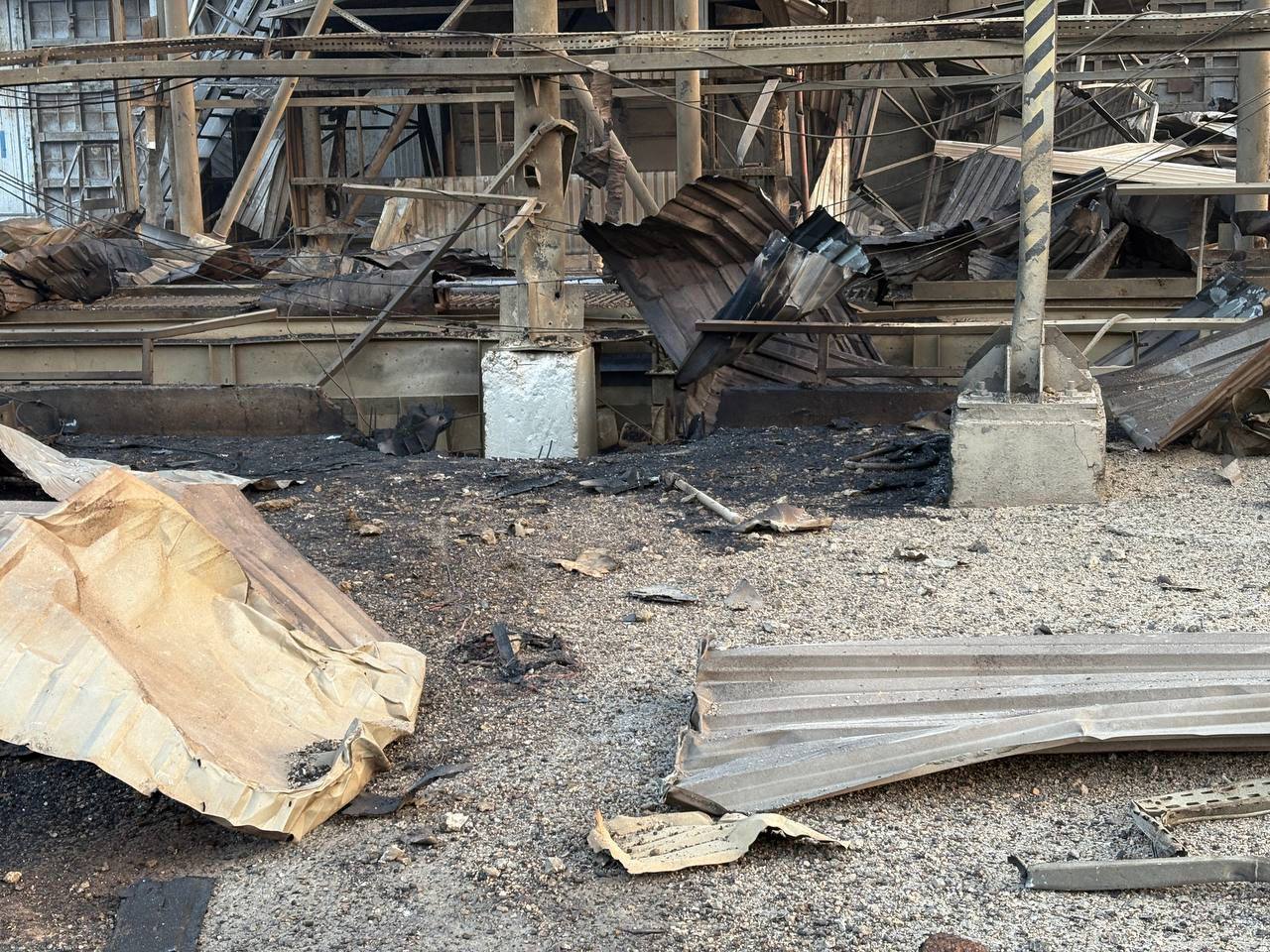 Уламки лежать на території порту після російського обстрілу