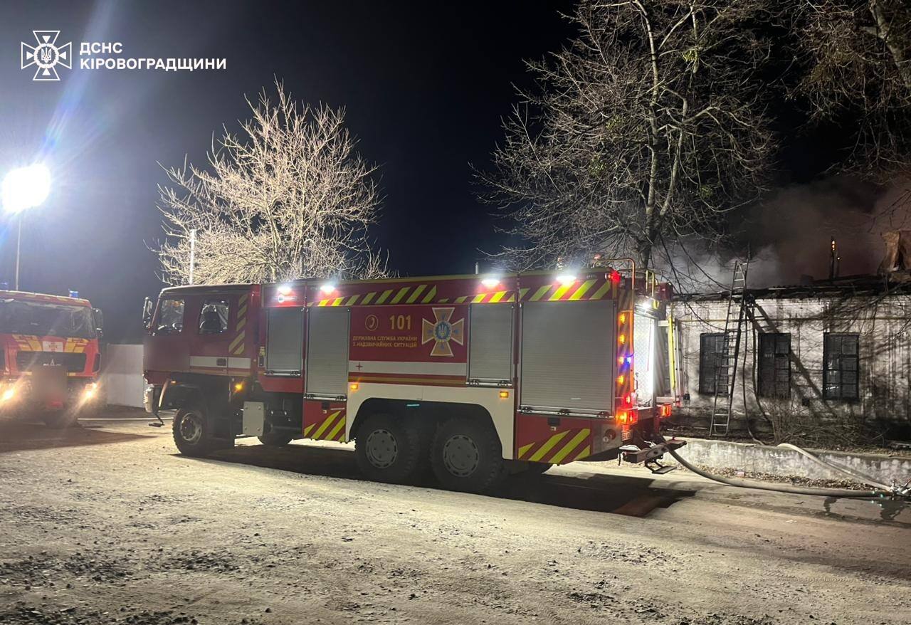 Пожежна машина стоїтб вночі на вулиці, де стався обстріл