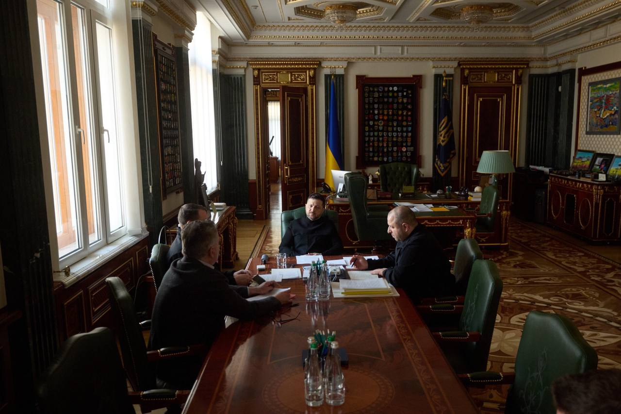 Президент України Володимир Зеленський з переговорною командою