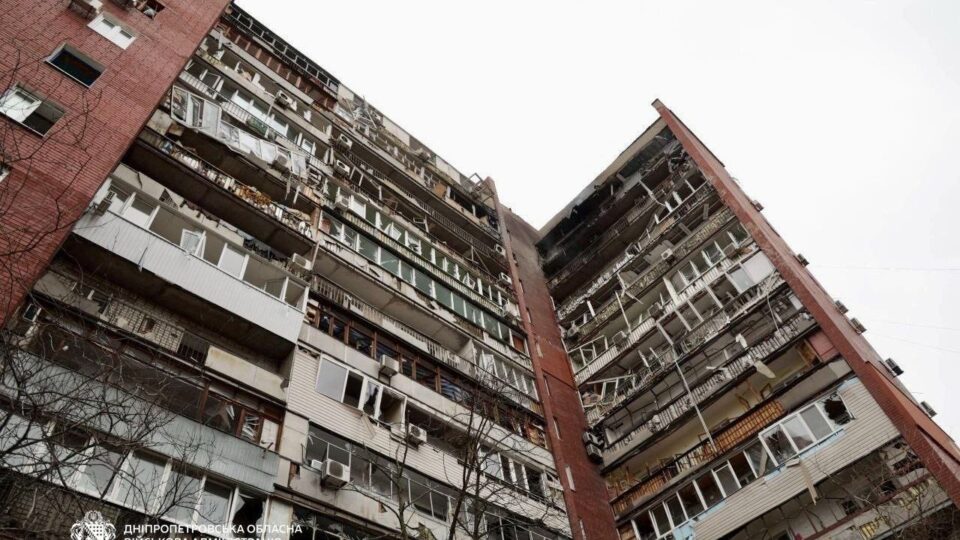 У Дніпрі росіяни поцілили по житловому кварталу, є постраждалі  