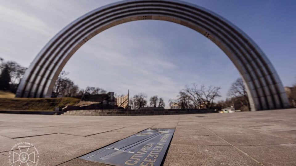 У Києві відкрили пам’ятний знак на честь співробітників СБУ, які дають відсіч ворогу  