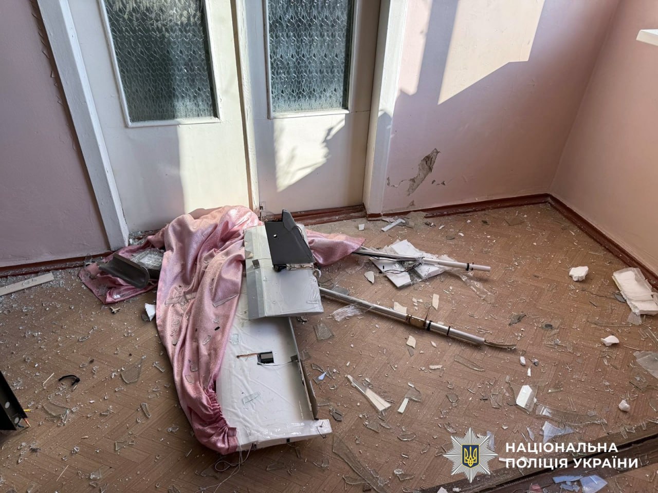 Рештки БПЛА "Молнія" лежать на підлозі у коридорі лікарні.