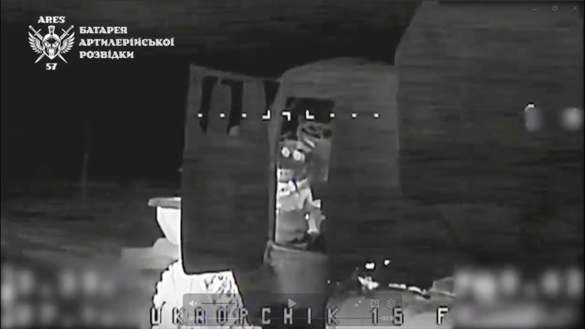 Ворожа вантажівка з відкритими дверями до кабіни