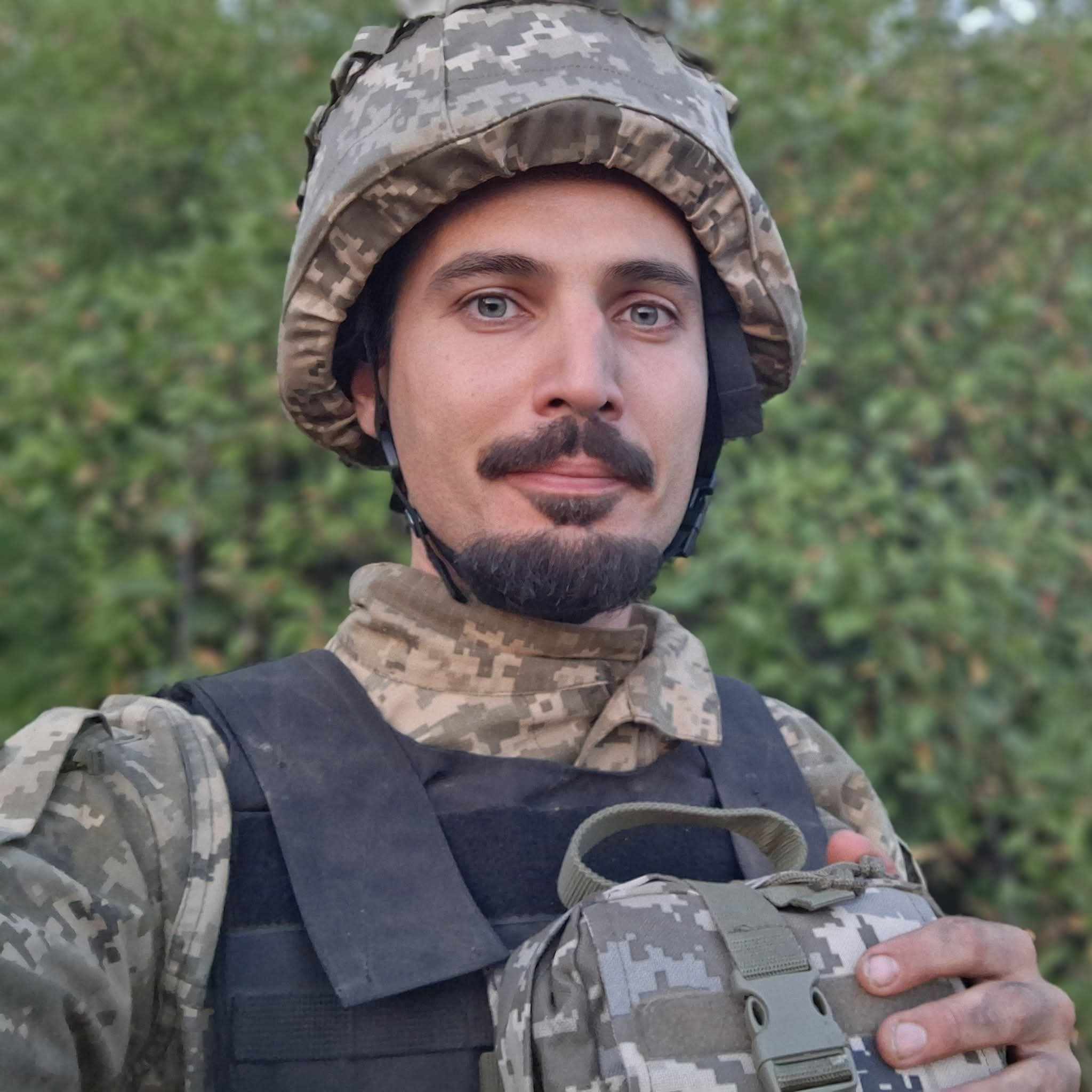 Поет Олександр Кучеренко