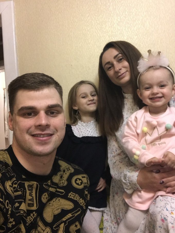 Богдан Усенко з дружиною і доньками