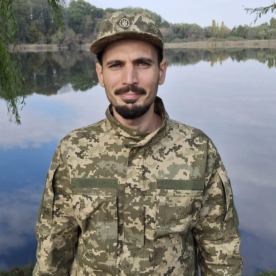 Поет Олександр Кучеренко