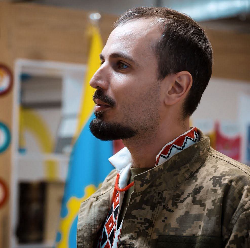 Поет Олександр Кучеренко