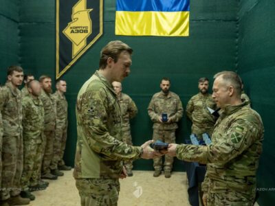 Олександр Сирський вручив Денису Прокопенку погони бригадного генерала  