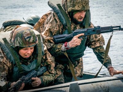 «Кожен у човні — частина одного руху»: морпіхи готують курсантів до складних висадок з води  