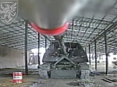 Склад боєприпасів, САУ та броньована техніка: дронарі знищують російське залізяччя на Сумщині  