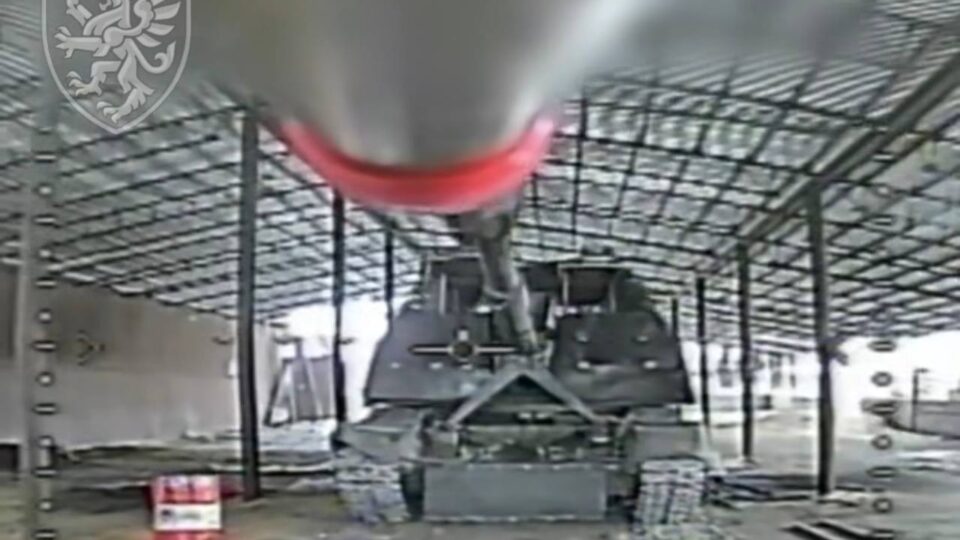 Склад боєприпасів, САУ та броньована техніка: дронарі знищують російське залізяччя на Сумщині  