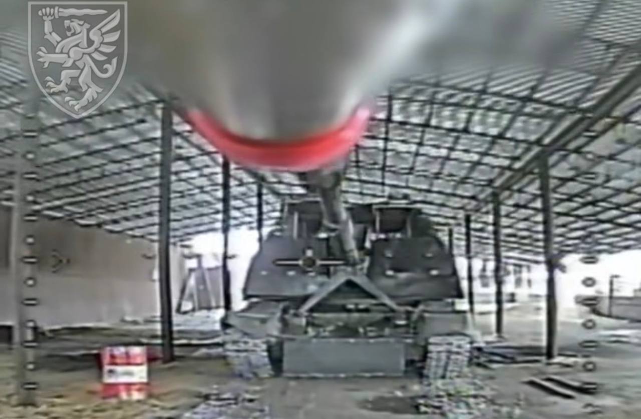 Дрон ЗСУ атакує САУ противника.