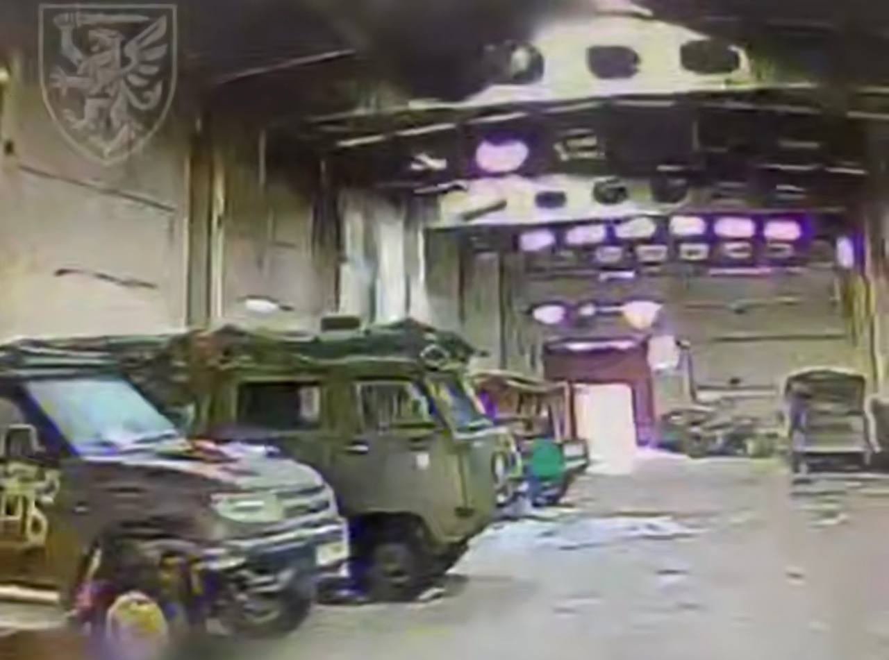 Дрон ЗСУ заходить на удар ворожої автомобільної техніки, яка перебуває на складі.