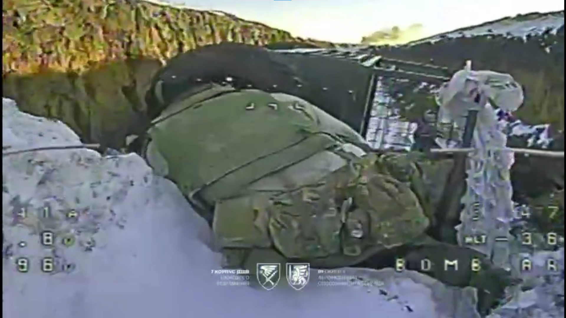 Ворожий штурмовик лежить в окопі