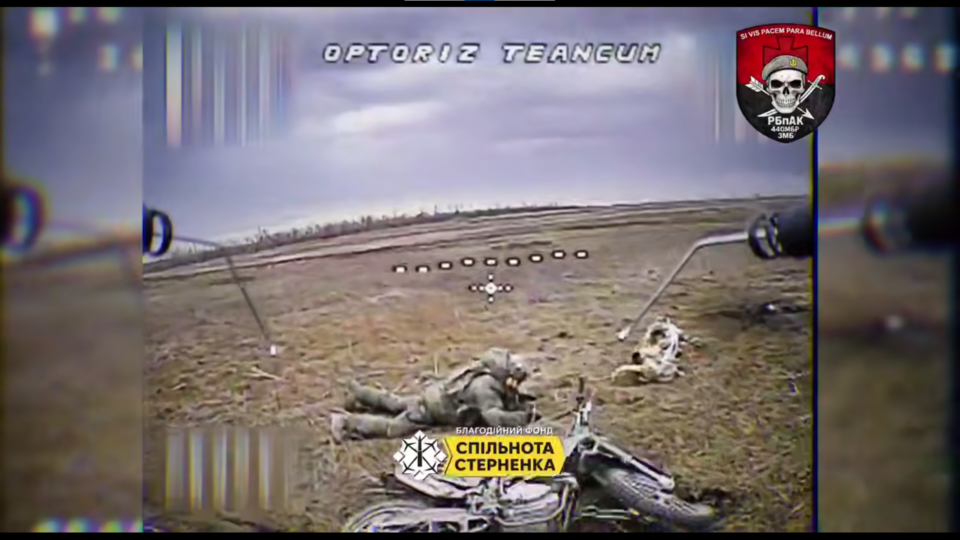 В окопах, кущах, під технікою: дрони загнали російських штурмовиків  