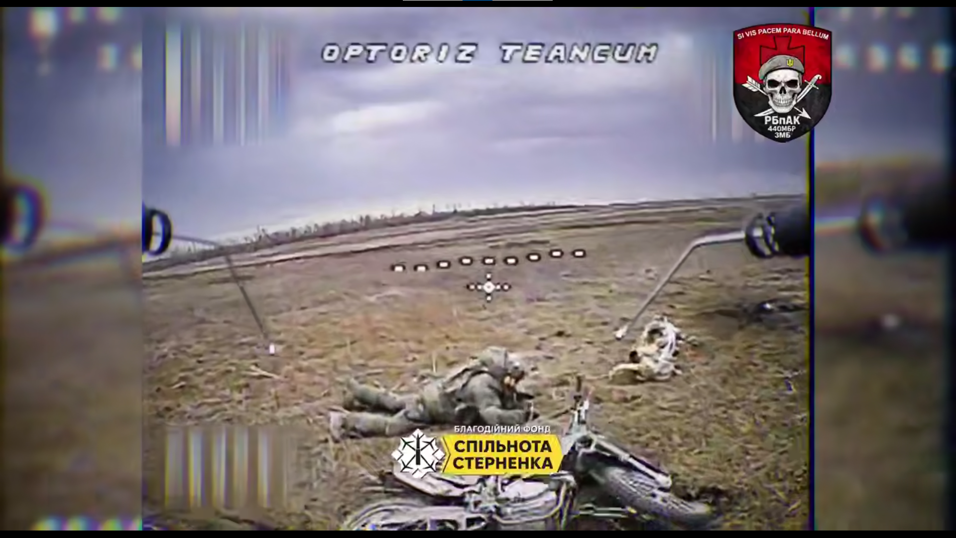 На землі лежать окупант та мотоцикл