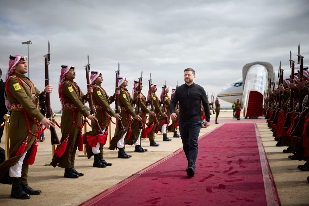 Володимир Зеленський йде червоною доріжкою в аеропорту