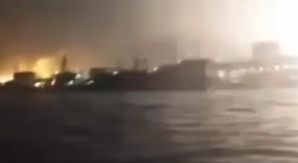 Дуже гучно, дуже яскраво: «Альфа» показала момент удару по нафтотерміналу на Балтиці  