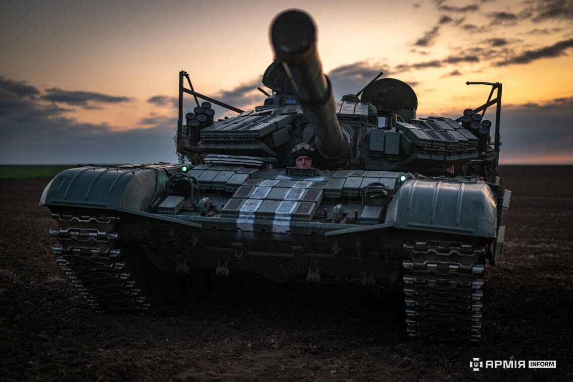 Танк Т-72 на фоні сонця, що сходить