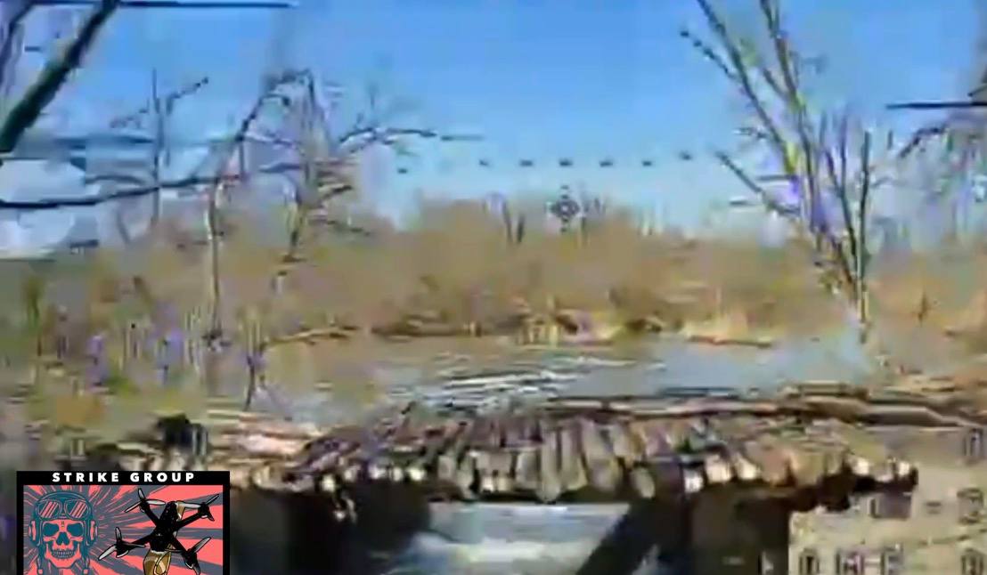 Дрон ЗСУ атакує переправу ворога