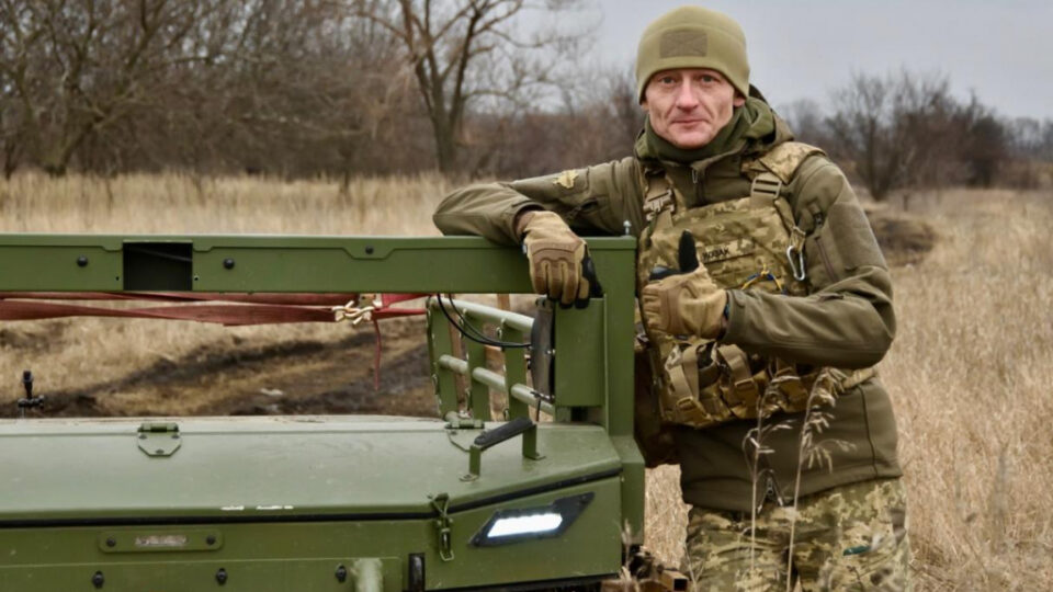 З пошкодженим колесом вивіз двох поранених: наземний дрон здійснив справжнє диво  