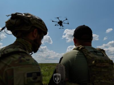 «На гармату вилітає 2‒3 екіпажі»: дронарі полюють за ворожою артилерією ланками  