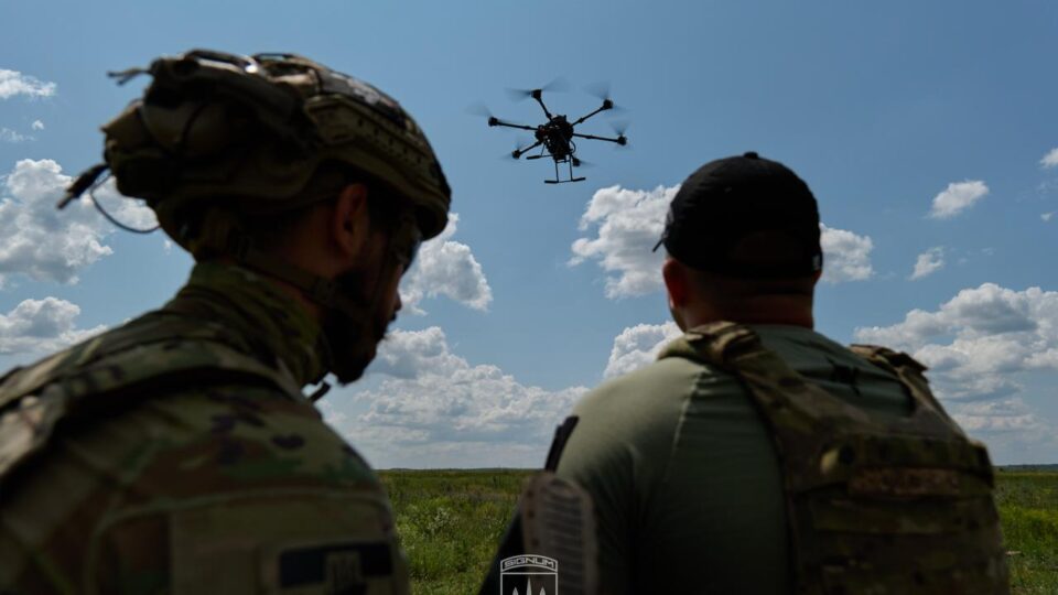 «На гармату вилітає 2‒3 екіпажі»: дронарі полюють за ворожою артилерією ланками  