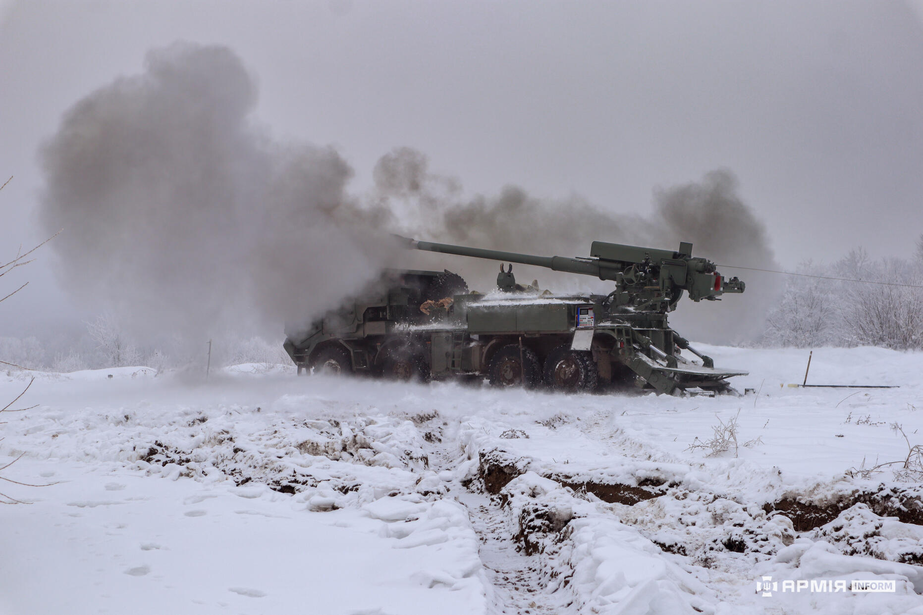 САУ Богдана веде вогонь в засніженому полі.
