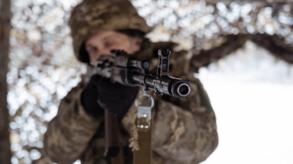 «Перелізають просто через тіла своїх»: на Харківщині росіяни йдуть вперед по трупах попередників  
