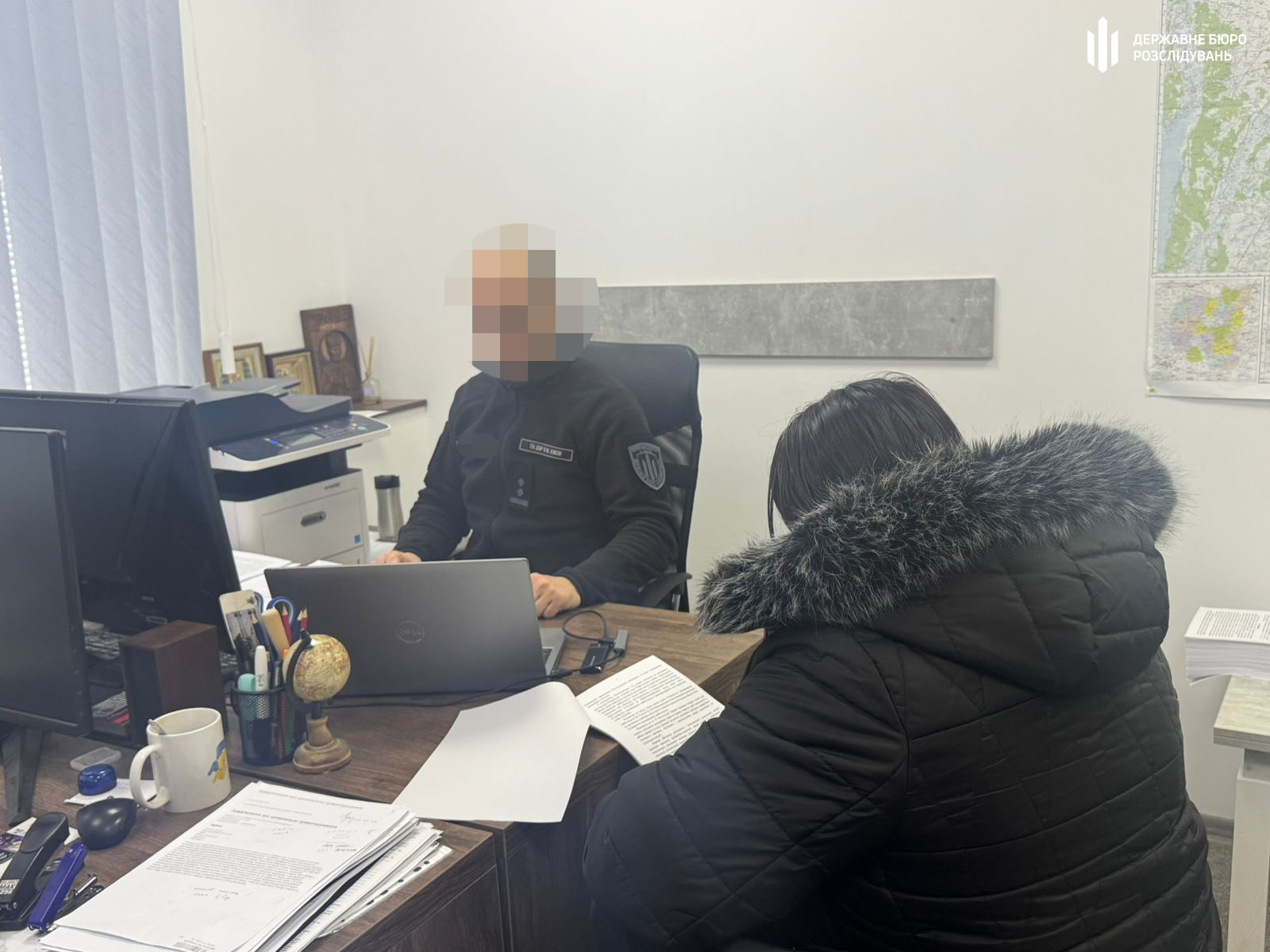 Жінка та чоловік сидять за столом