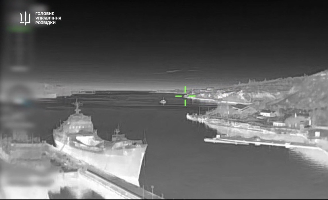 Дрон ГУР МОУ заходить на удар по ворожому кораблю в Криму