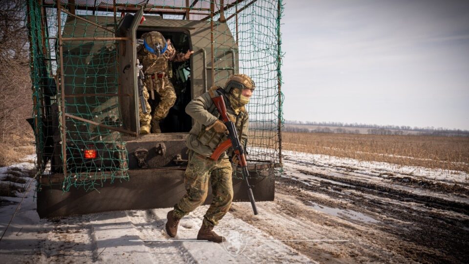 «Як ішли групки з маргінальних осіб, так і йдуть»: на Куп’янському напрямку ворог активізував штурми  