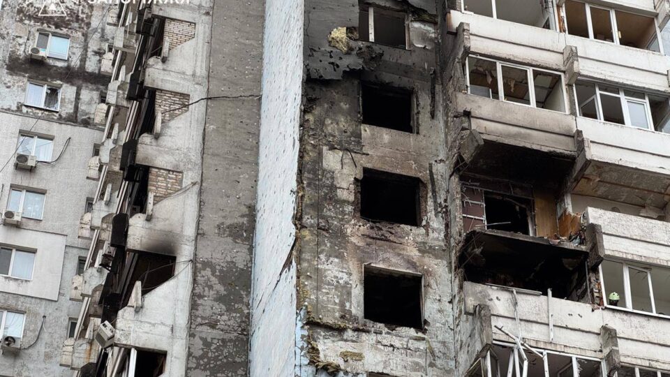 Півторарічний хлопчик у лікарні, пошкоджені 4 житлових будинки та 3 дитсадочки: росіяни ударили по Дніпру  