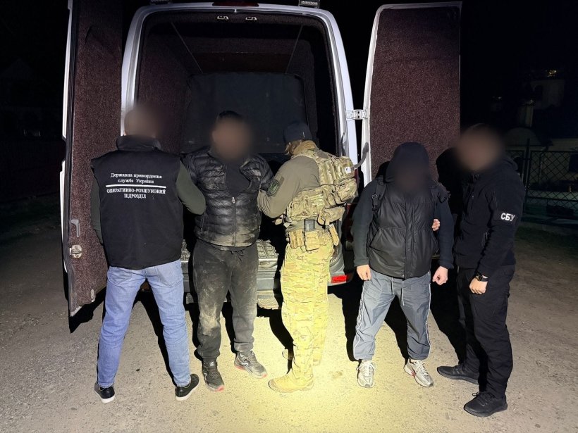 Затримані в оточенні правоохоронців