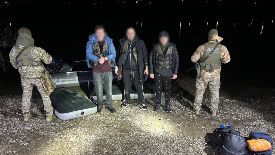 Переплутали кордон із пляжем: прикордонники перервали нічний заплив ухилянтів на матрацах  