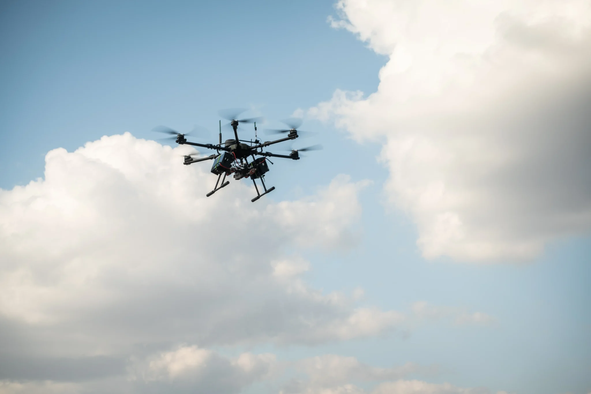 Важкий дрон у повітрі під час тестування