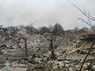 Стирають з лиця землі: росіяни скинули одразу 9 КАБів на Дружківку  