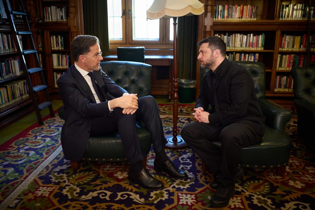 Марк Рютте та Володимир Зеленський сидять у кабінеті під час переговорів