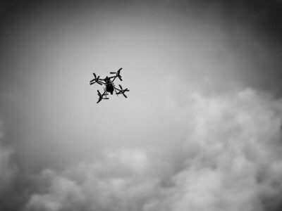 «Один дрон пролітає повз, одразу ж другий залітає»: в небі Покровська справжні рої дронів  