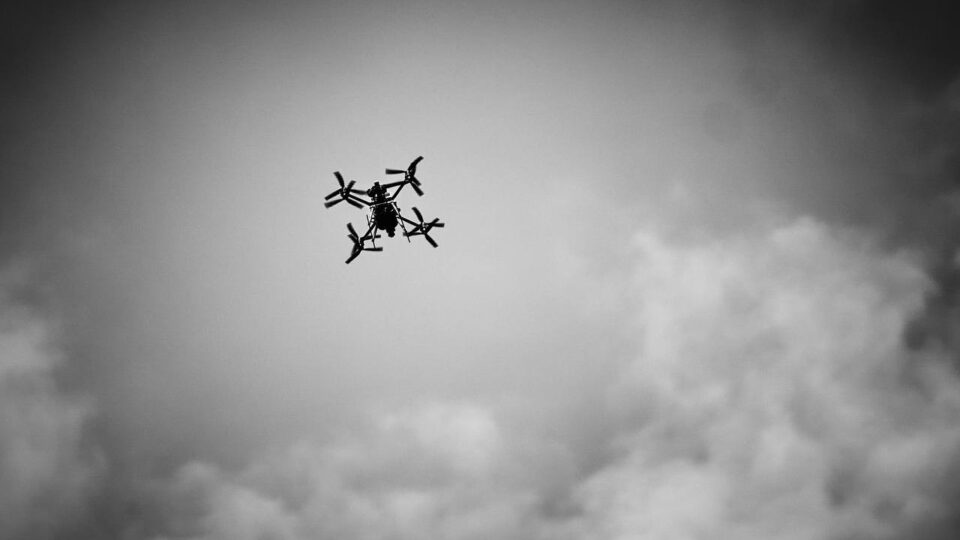 «Один дрон повз, і одразу ж другий залітає» — в небі Покровська справжні рої дронів  