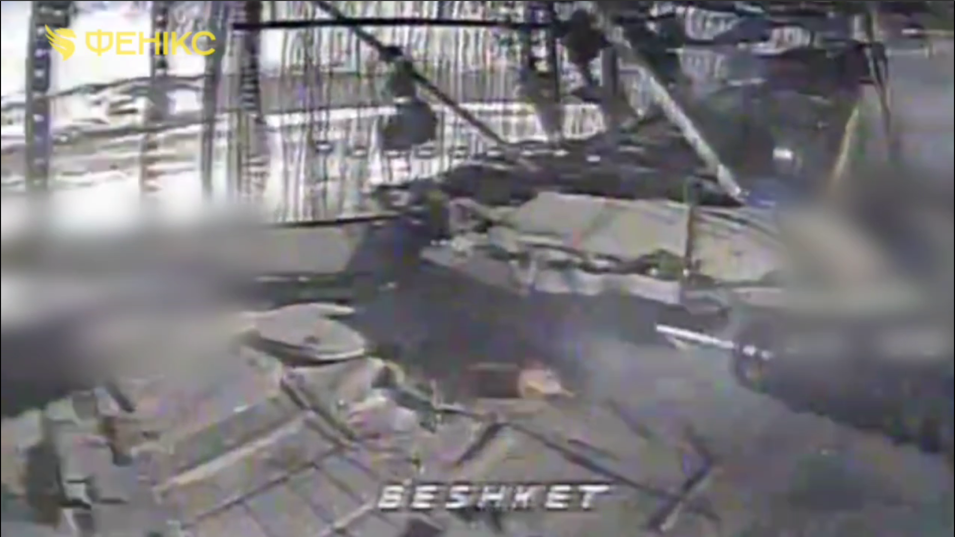 Ворожий танк з люка якого виривається вогонь