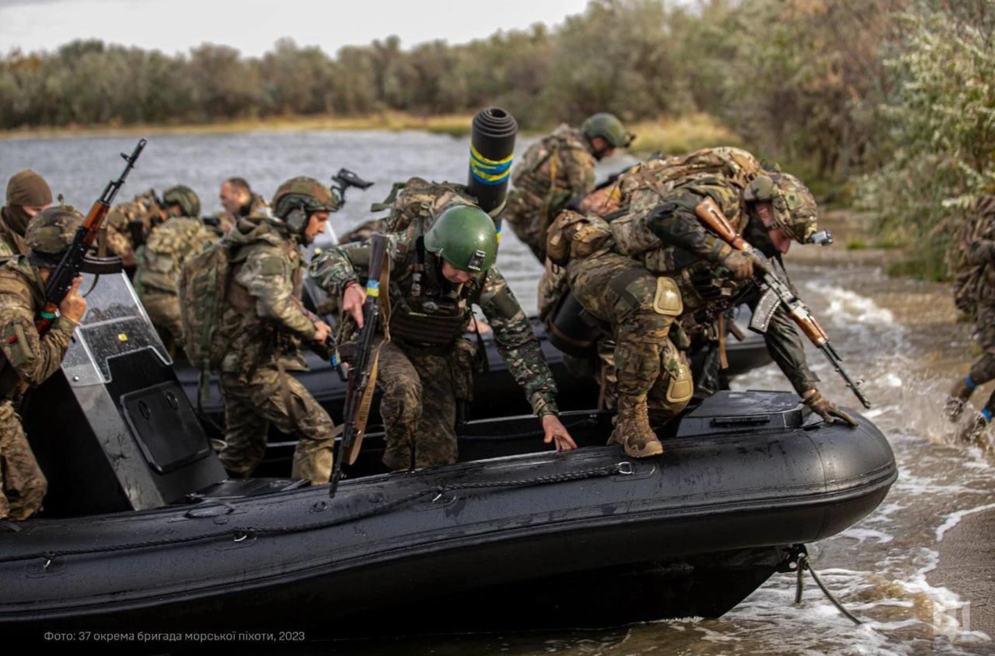 Висадка військових з бойових човнів AQUASPIRIT S700