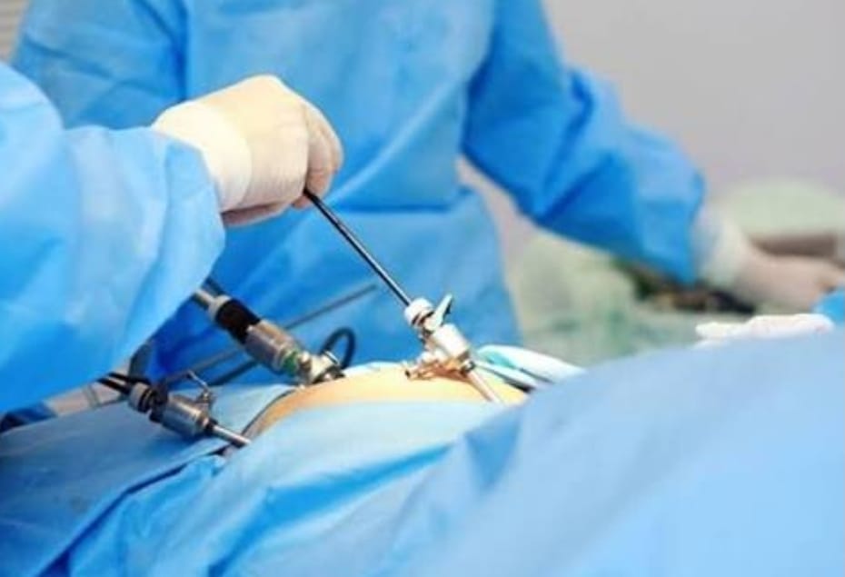 Бригада медиків за&nbsp;операційним столом&nbsp;— єдине ціле, щоб рятувати життя пацієнта. Фото: НВКМЦ