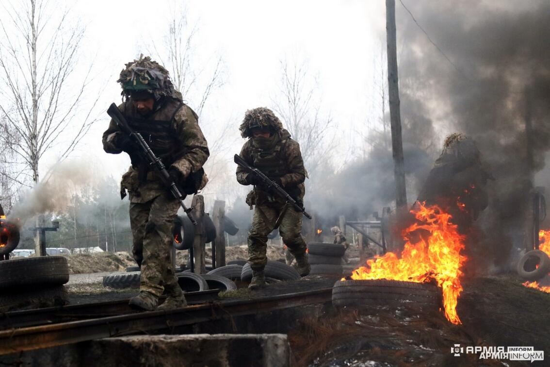 Новобранці проходять полосу перешкод на полігоні ДШВ