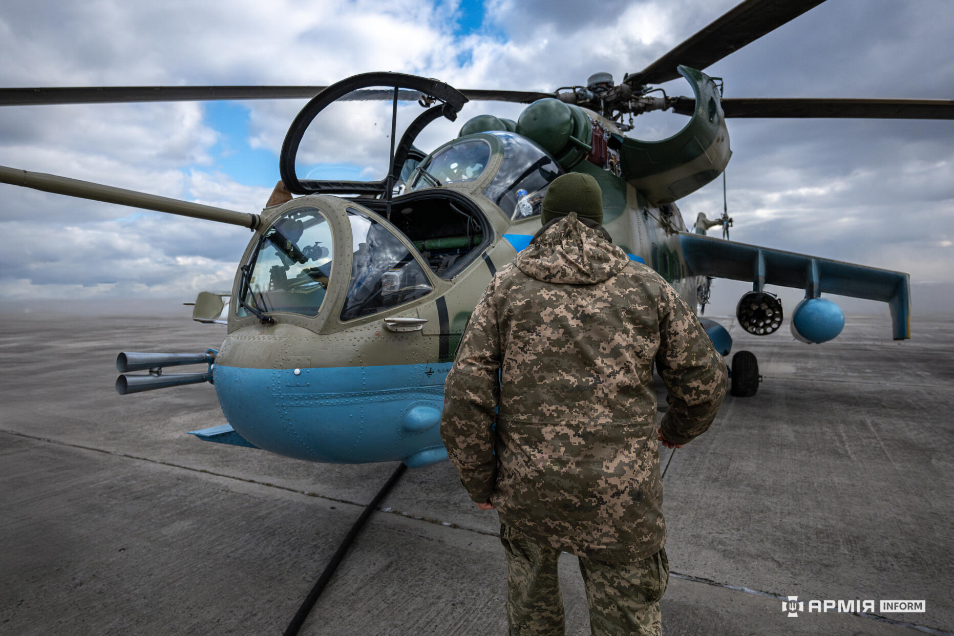 Пілот ЗСУ йде до гвинтокрила.