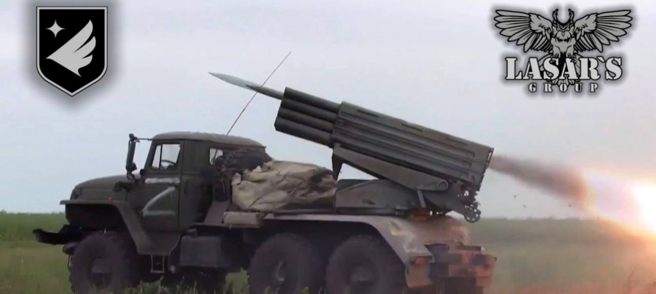 Ворожий БМ-21 «Град» веде вогонь.