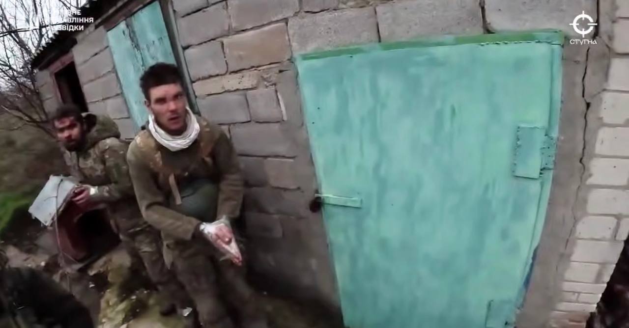 Двоє окупантів здаються в полон